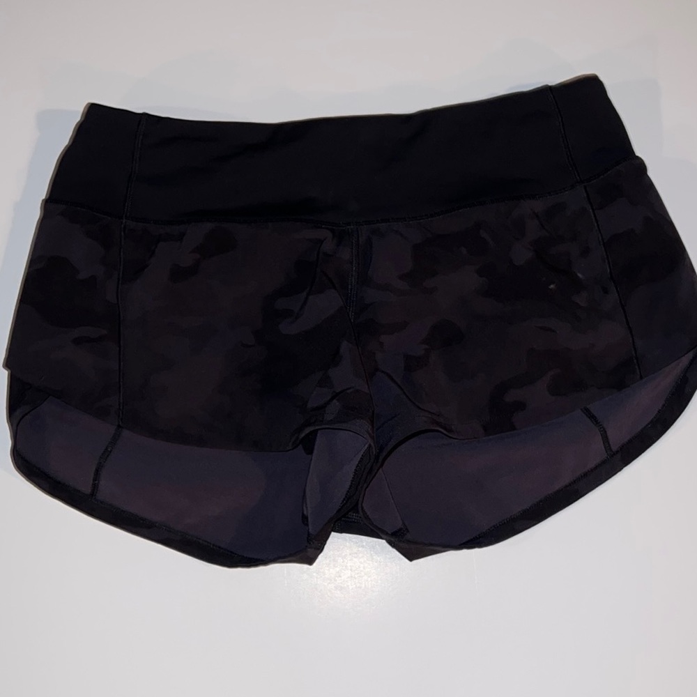 lululemon size 2, 2.5”. speed up shorts. black camo